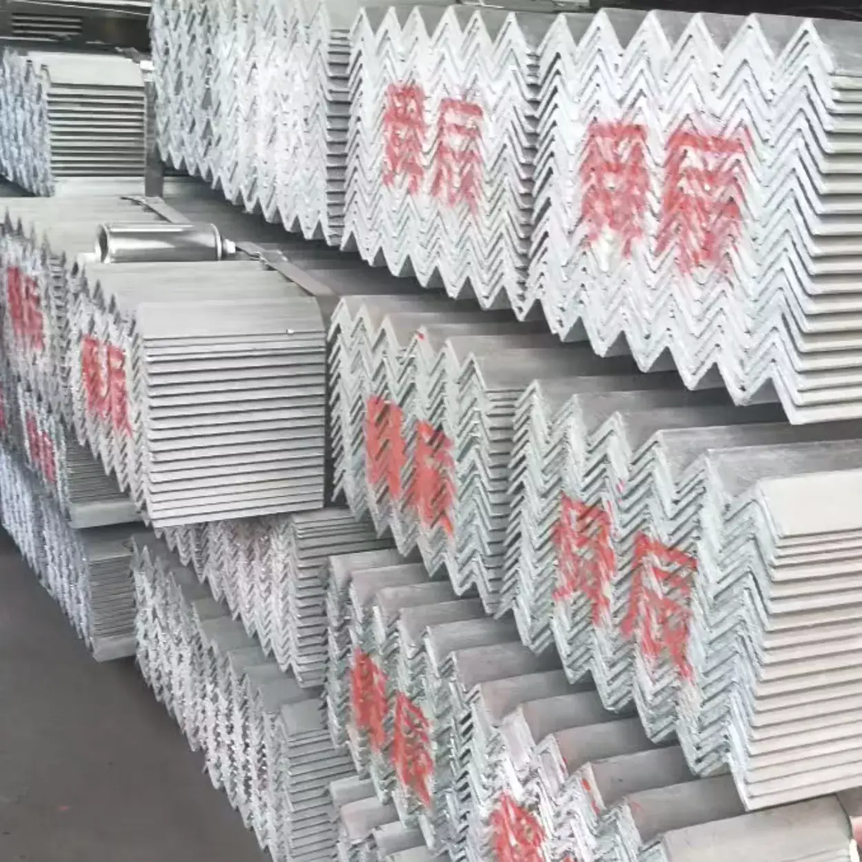 アングル鋼が送電鉄塔建設に最適な理由は何ですか?